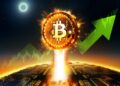 Imagen de bitcoin con una flecha verde y un rayo de fuego yendo hacia arriba como un cohete.