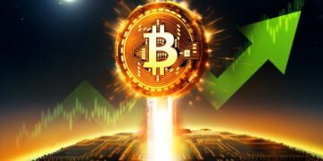 Imagen de bitcoin con una flecha verde y un rayo de fuego yendo hacia arriba como un cohete.