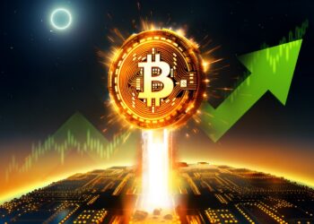 Imagen de bitcoin con una flecha verde y un rayo de fuego yendo hacia arriba como un cohete.