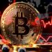 Moneda de bitcoin con gráfico de precio rojo en el fondo.