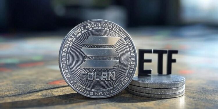 Una moneda con el logo de solana sobre una mesa, junto a ella, hay tres letras.