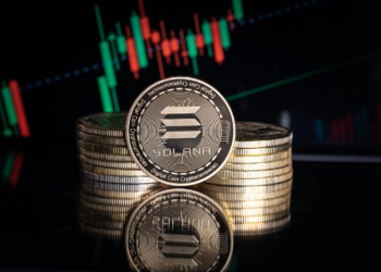 Imagen de monedas de solana (SOL) y gráficos de precio.