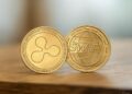Una moneda con el logo de Ripple Labs junto a otra que tiene el logo de SWIFT.