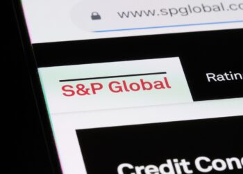 Pantalla de computadora en la que se lee "S&P Global".