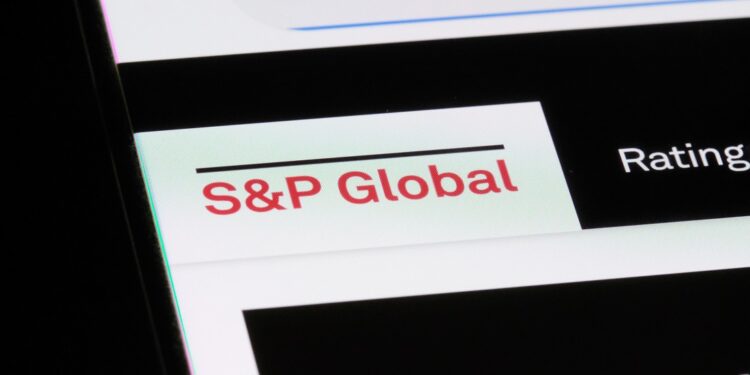 Pantalla de computadora en la que se lee "S&P Global".