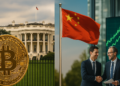 Composición con una moneda de bitcoin, Casa Blanca, bandera china, gráfico de precio y empresarios.