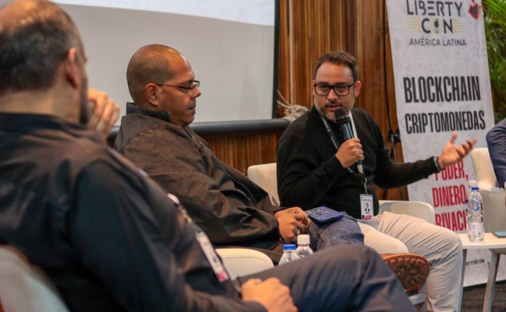 Fotografía del trader Alberto Cárdenas participando en un panel del LibertyCon 2025.