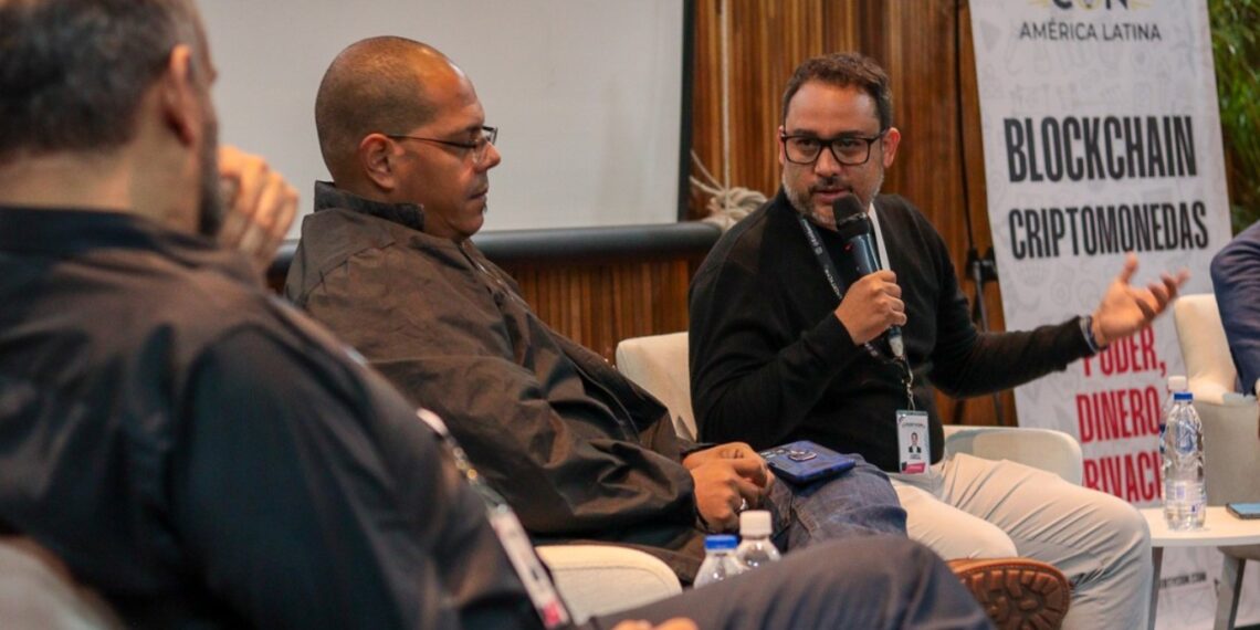 Fotografía del trader Alberto Cárdenas participando en un panel del LibertyCon 2025.