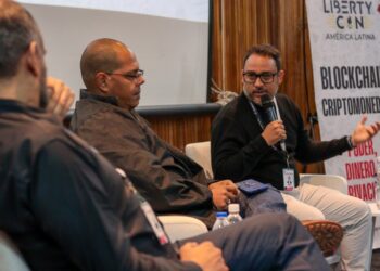 Fotografía del trader Alberto Cárdenas participando en un panel del LibertyCon 2025.