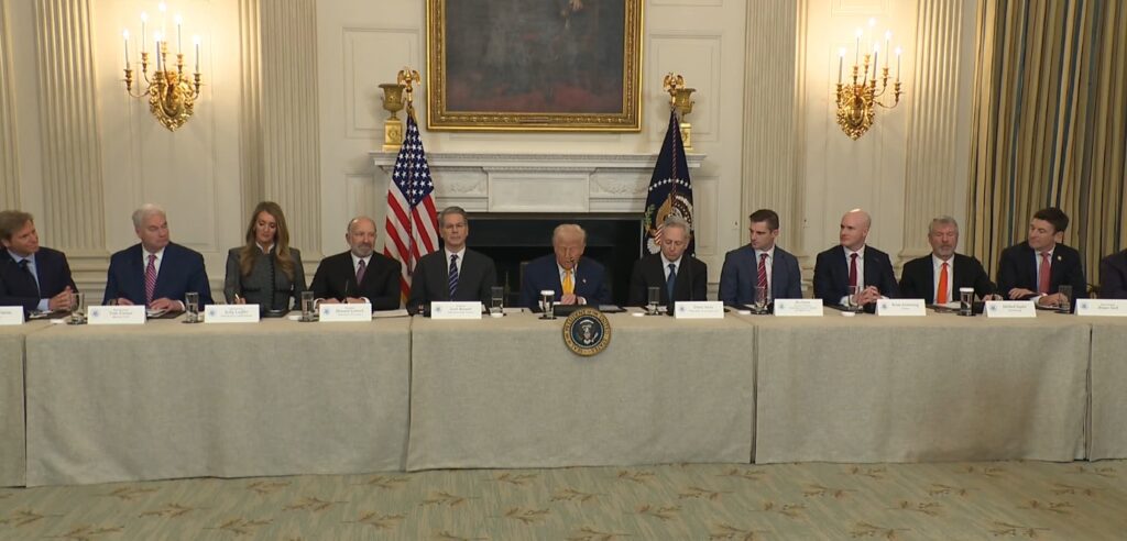 Trump acompañado de CEO e inversionistas en activos digitales.