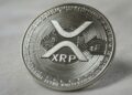 Una moneda plantea con el logo de XRP.