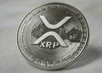 Una moneda plantea con el logo de XRP.