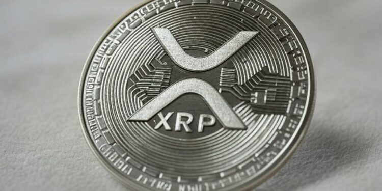 Una moneda plantea con el logo de XRP.