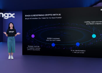Una persona está de pie frente a una pantalla grande con el logotipo de BingX. La pantalla dice: "BingX está redefiniendo el cripto con IA. BingX AI Evolution.