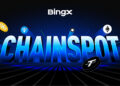 Imagen con el texto "BingX" en la parte superior y "CHAINSPOT" en letras grandes y estilizadas en el centro, sobre un fondo azul oscuro con líneas diagonales. Alrededor del texto principal, hay varios íconos de criptomonedas como Ethereum, Binance Coin, Solana y otras, flotando en el espacio.