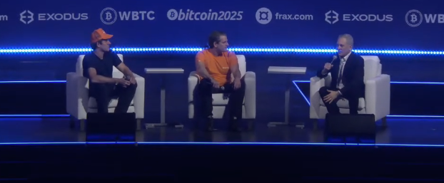 David Sacks, el zar de las criptomonedas de la Casa Blanca y los gemelos Winklevoss durante la Bitcoin Conference 2025.
