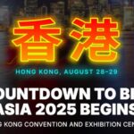 Anuncio del evento “Bitcoin Asia 2025” que se realizará en Hong Kong los días 28 y 29 de agosto. Destaca caracteres chinos en neón sobre un fondo nocturno de la ciudad y el texto.