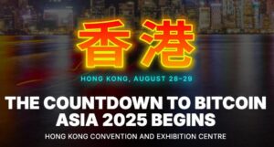 Anuncio del evento “Bitcoin Asia 2025” que se realizará en Hong Kong los días 28 y 29 de agosto. Destaca caracteres chinos en neón sobre un fondo nocturno de la ciudad y el texto.