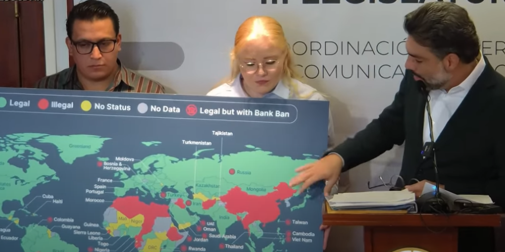 El diputado Sesma de México muestra un mapa mundial sobre el status legal de las criptomonedas.