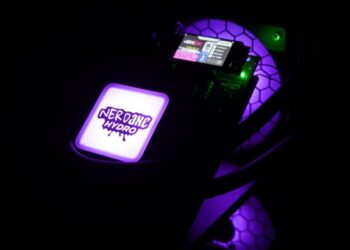 El NerdQaxe Hydro posee un sistema de iluminación LED. Fuente: Solo Satoshi.