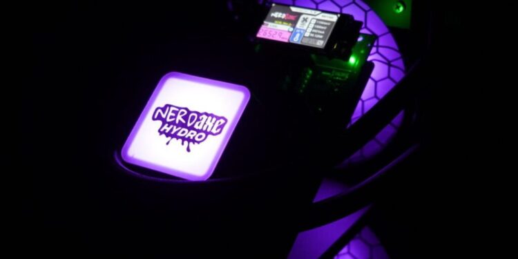 El NerdQaxe Hydro posee un sistema de iluminación LED. Fuente: Solo Satoshi.