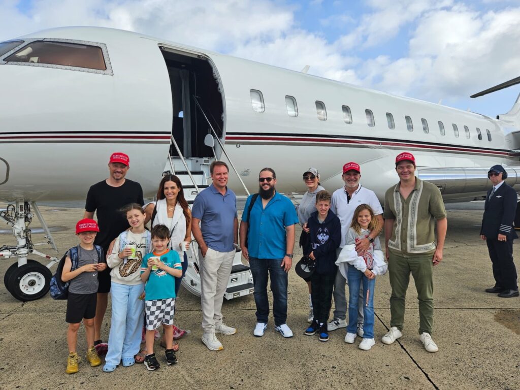 Peter Schiff y conocidos frente a un jet