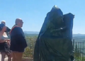 Una estatua de Satoshi Nakamoto es develada en Italia.