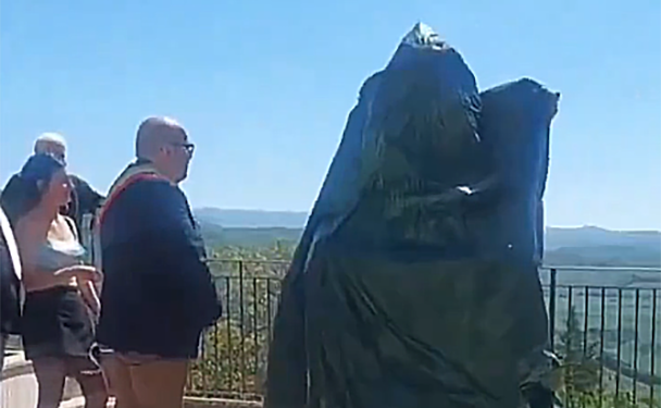 Una estatua de Satoshi Nakamoto es develada en Italia.