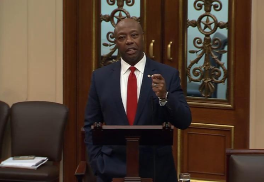 El senador Tim Scott habla sobre la Ley GENIUS para la regulación de las stablecoins en EE. UU.