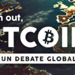 Imagen promocional del evento "Watch out, BITCOIN! '25 - Un Debate Global", con un fondo de la Tierra vista desde el espacio iluminada por luces de ciudades. El texto principal destaca el nombre del evento en letras grandes con símbolos de Bitcoin, y una barra blanca en la parte inferior con el subtítulo "Un Debate Global".