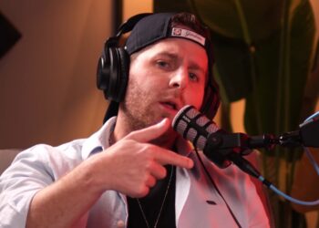 el alcalde de panamá se presenta en un podcast