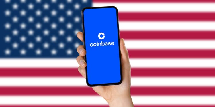 Bandera de Estados Unidos en el fondo. Delante, hay una mano sosteniendo un teléfono en cuya pantalla se lee "Coinbase".