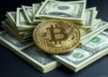 Moneda de bitcoin y billetes de dólares