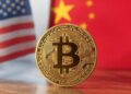moneda de bitcoin y las banderas de China y EE. UU.