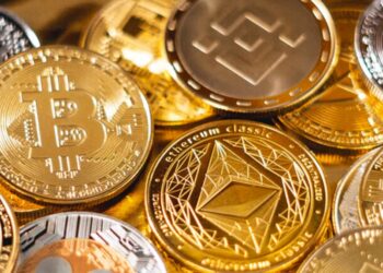 Imagen donde se ven monedas de bitcoin, Ethereum, XRP y otras altcoins.