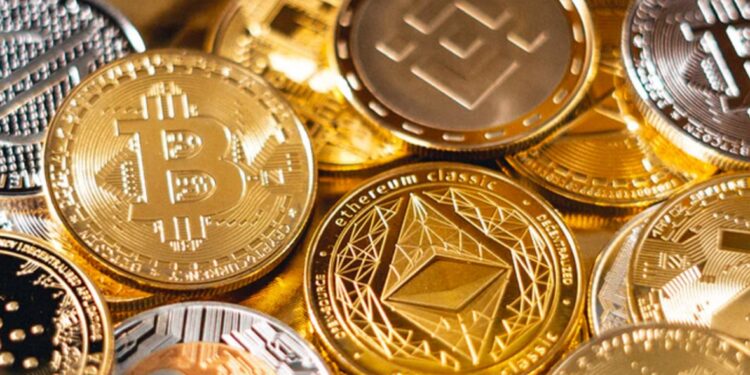 Imagen donde se ven monedas de bitcoin, Ethereum, XRP y otras altcoins.
