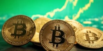 monedas de bitcoin con un gráfico verde de fondo.