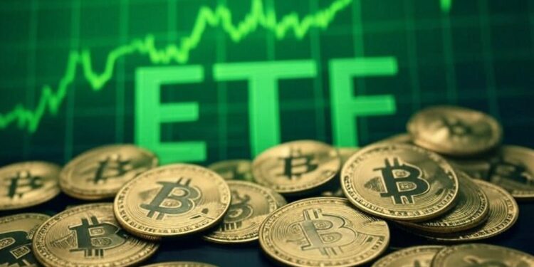 Monedas de bitcoin en una mesa, con un gráfico de precio verde y la leyenda "ETF".