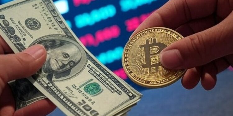 una mano sosteniendo un bitcoin y la otra un dólares.