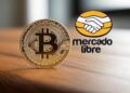 Bitcoins y logo de Mercado Libre.