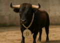Un toro con una medalla de bitcoin.
