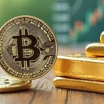 Una moneda de bitcoin al lado de lingotes de oro y gráficas verdes en el fondo.