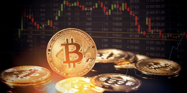 Monedas físicas de bitcoin sobre una superficie reflejante, con un gráfico de velas japonesas de fondo que muestra la volatilidad del mercado de criptomonedas.