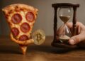 Una pizza pagándole a un reloj de arena con un bitcoin.