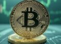 Bitcoin con una gráfica verde en el fondo.