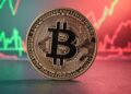 Una moneda de Bitcoin con un fondo de gráficas verdes y rojas.