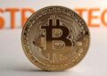 Bitcoin con la palabra Strategy de fondo.