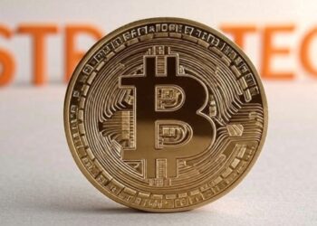 Bitcoin con la palabra Strategy de fondo.