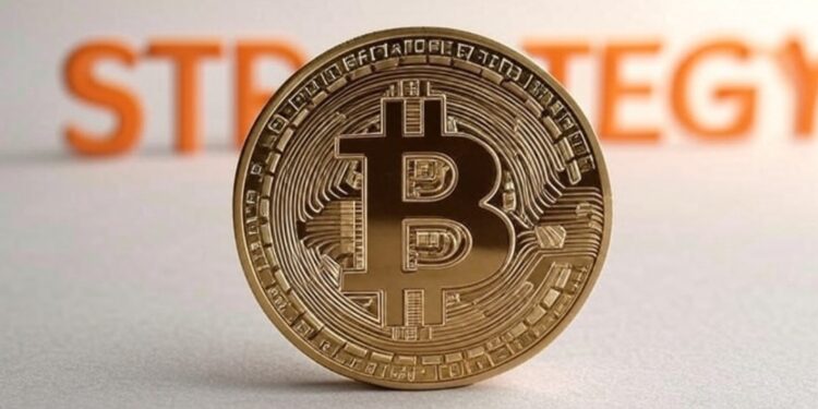 Bitcoin con la palabra Strategy de fondo.