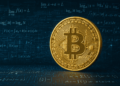 Una moneda de bitcoin siendo construida por muchos desarrolladores.